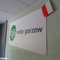 Logo Radia Gorzów na ścianie studia emisyjnego