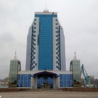 Nieczynny od 2011 roku Hotel Odessa z brakami w elewacji